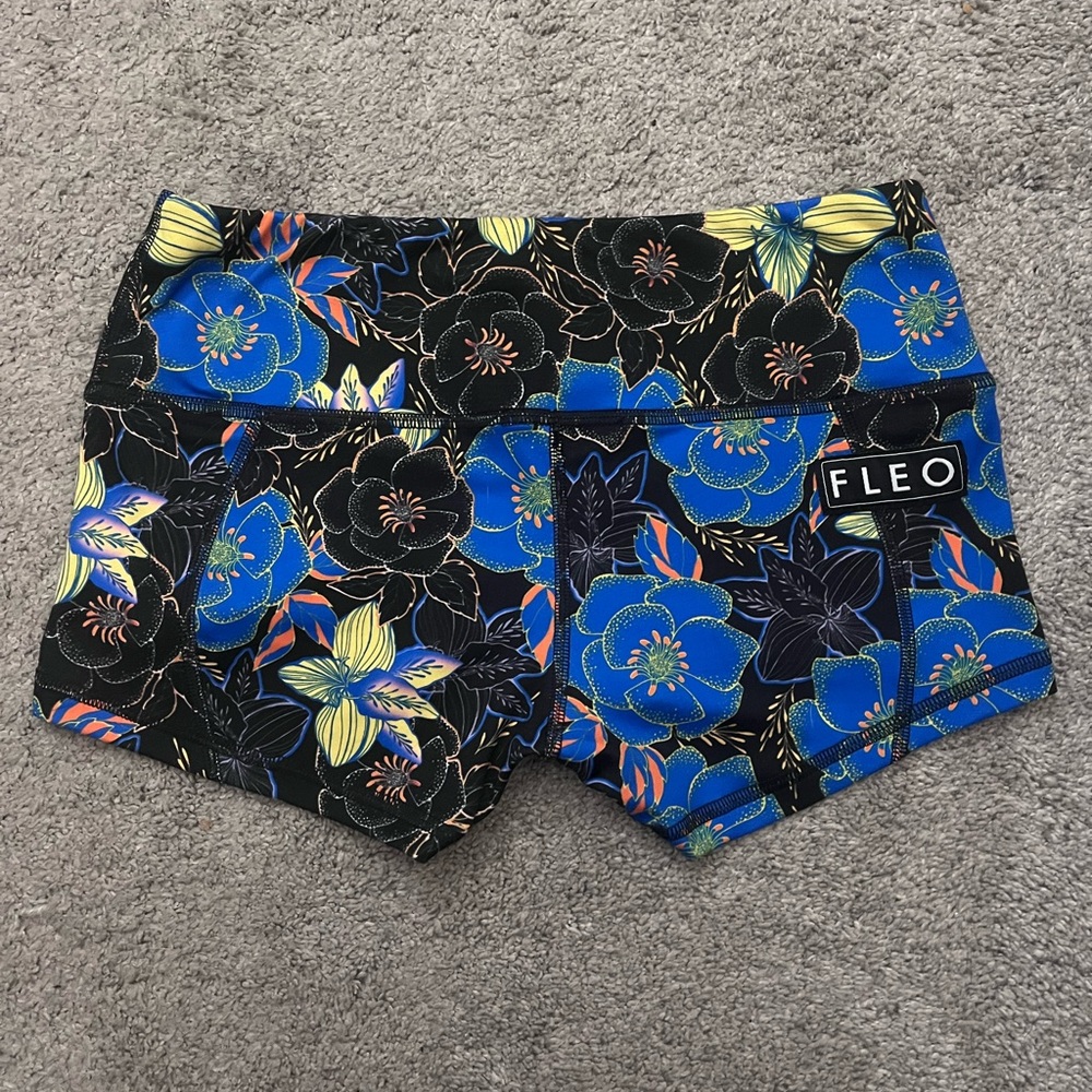 Fleo shorts size small